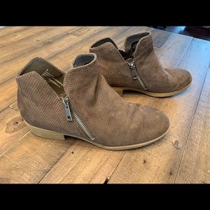 Universal Thread Ankle Shoes size 8